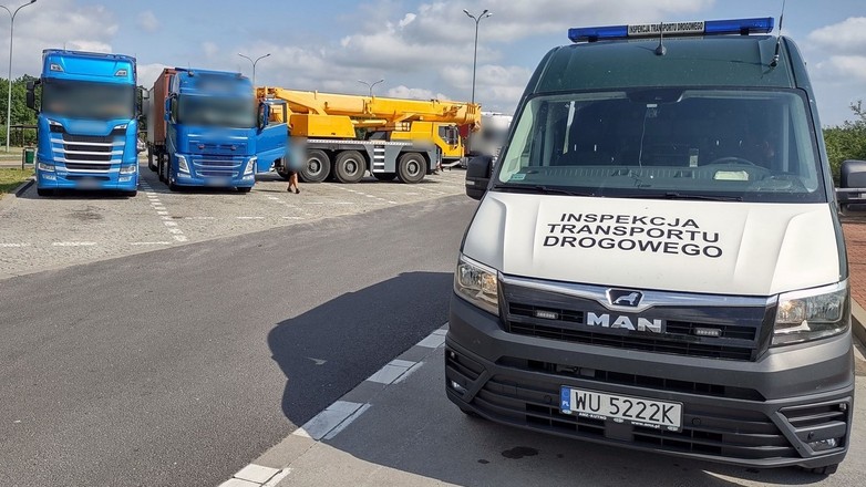 Miejsce kontroli przeładowanego zestawu zatrzymanego przez patrol wielkopolskiej ITD koło Gniezna