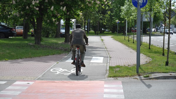 To nieprawda, że zawsze trzeba schodzić z roweru przed przejściem dla pieszych