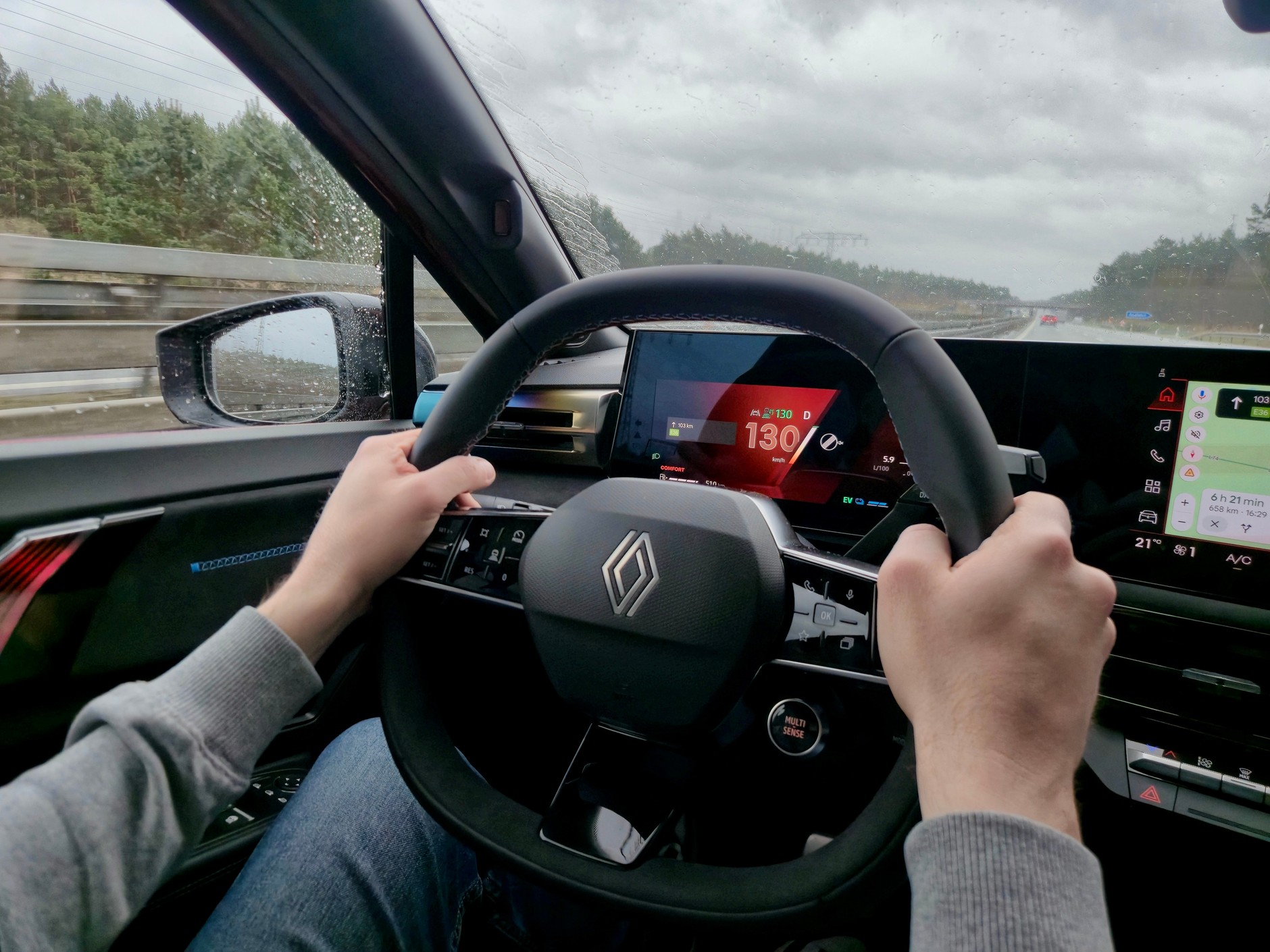 Hybrydowe Renault Clio na autostradzie