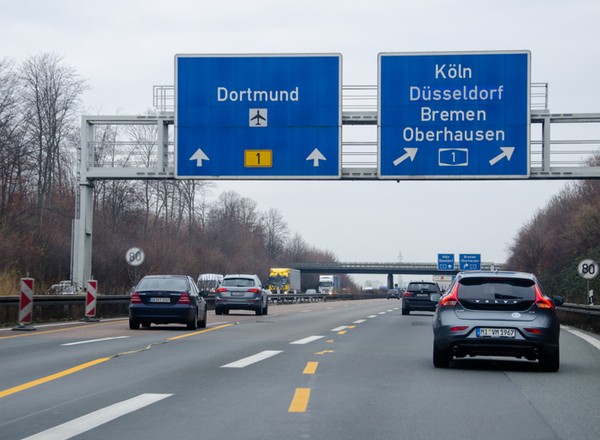 Podwójna przerywana linia na drodze – co oznacza? Wyjaśniamy nietypowe oznakowanie