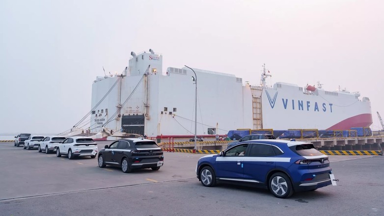 Transport nowych samochodów VinFast promem