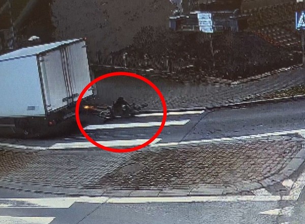 Samochód dostawczy potrącił 17-letnią rowerzystkę. Nagranie ujawniło prawdę