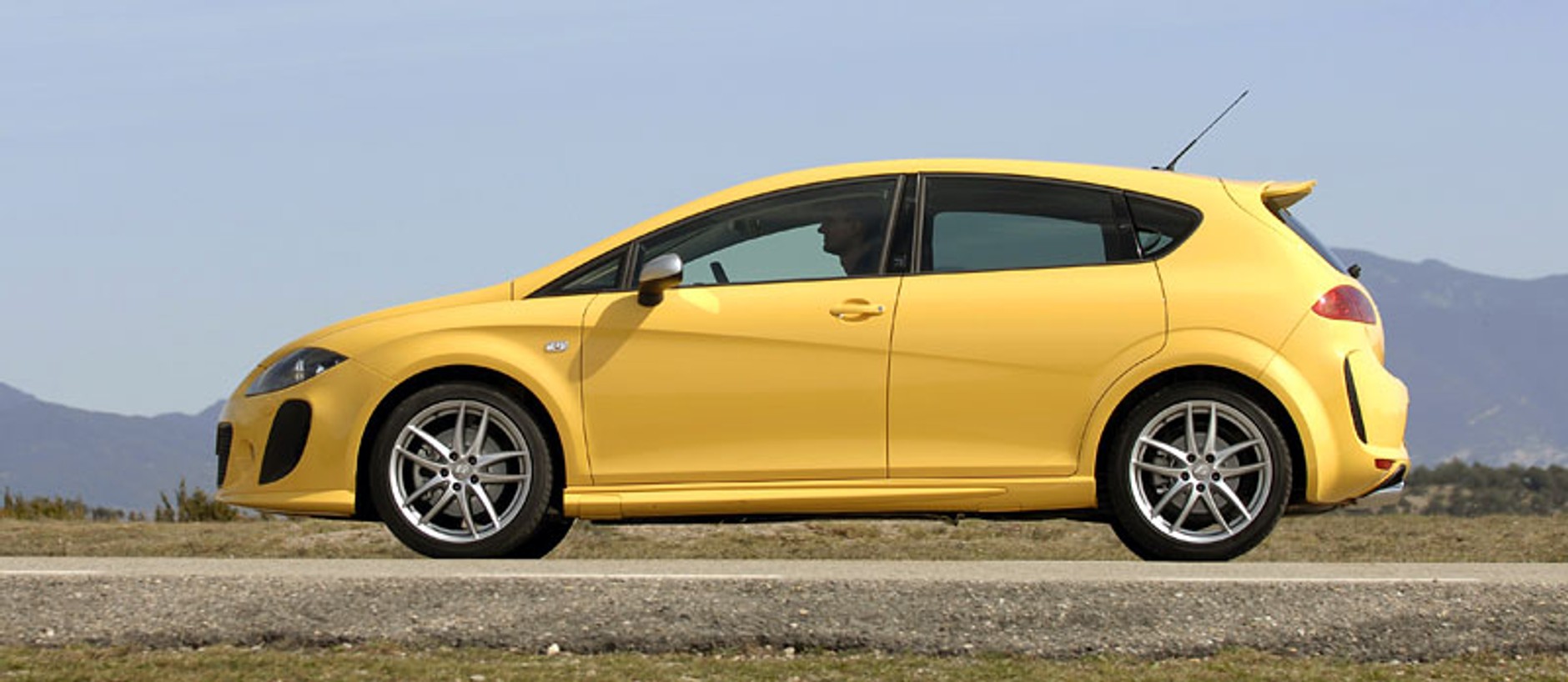 Seat Leon Linea R: kolejny usportowiony Leon