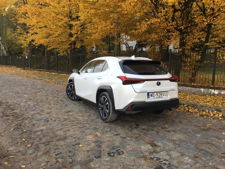Lexus UX 200 – mało praktyczny, ale za to nieprzeciętnie ładny