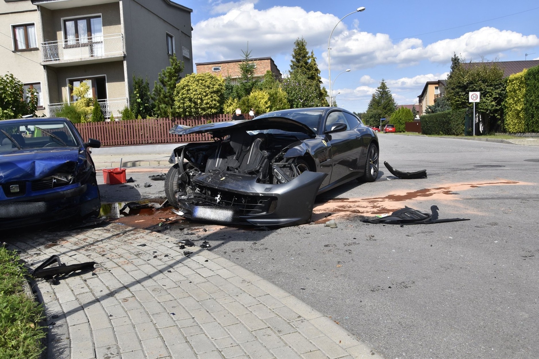 Fiat Seicento, Seat Leon i Ferrari GTC4 Lusso - kosztowna kolizja w Tarnowie