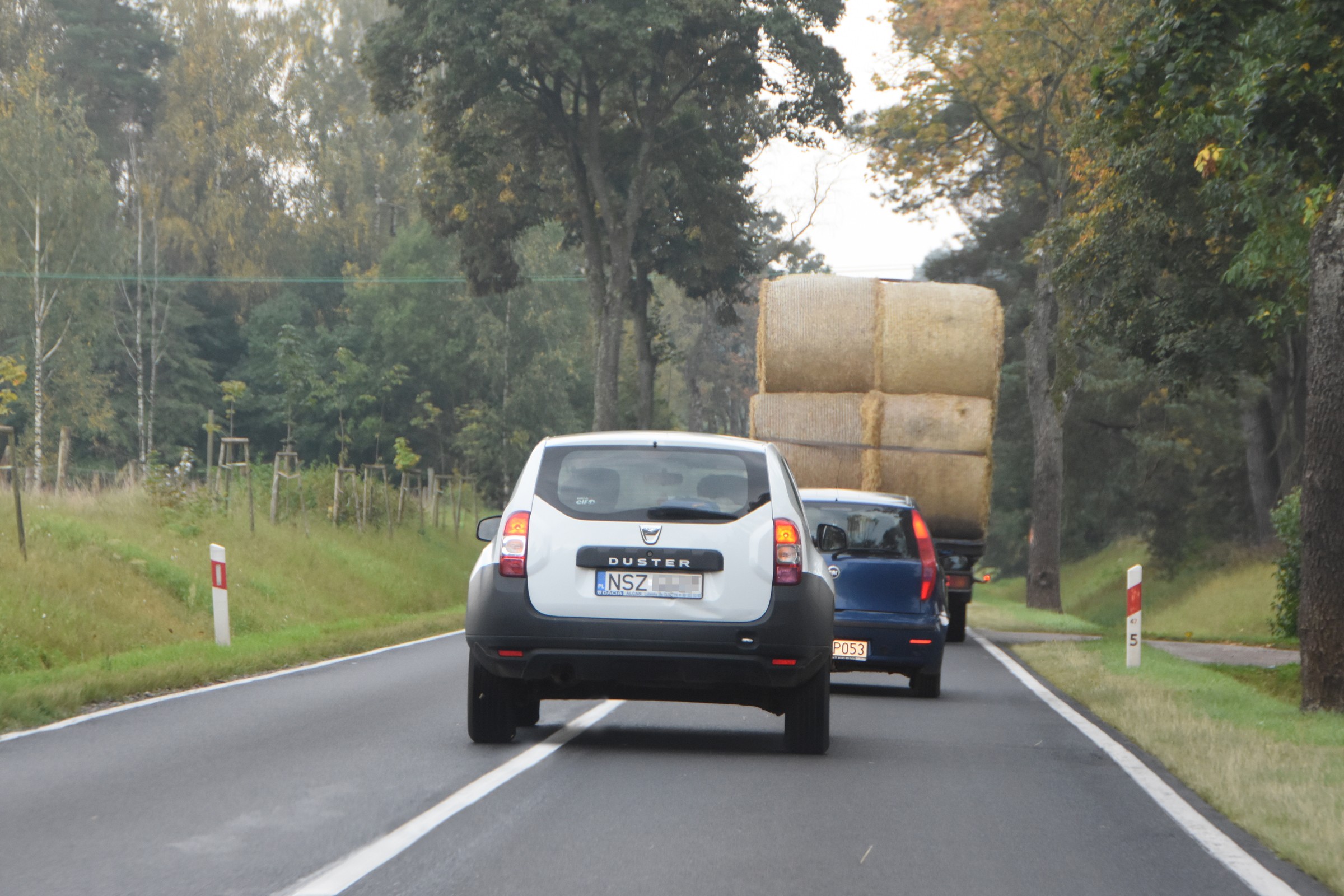 Czy można wyprzedzać na linii ciągłej? Teorii tego nie zabrania, ale trudno to zrobić