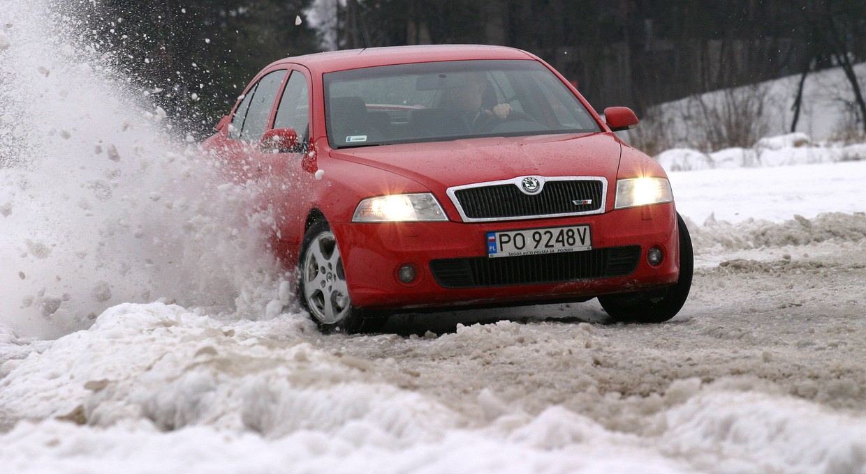 Drift na śniegu, kulig za autem. Policjant za to nie pouczy, a od razu da mandat, i to nawet na 6000 zł