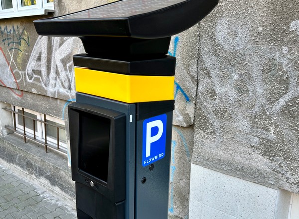 Kierowcy dostają 300 zł kary za parkowanie w Warszawie. Nowe parkomaty nie przyjmują gotówki