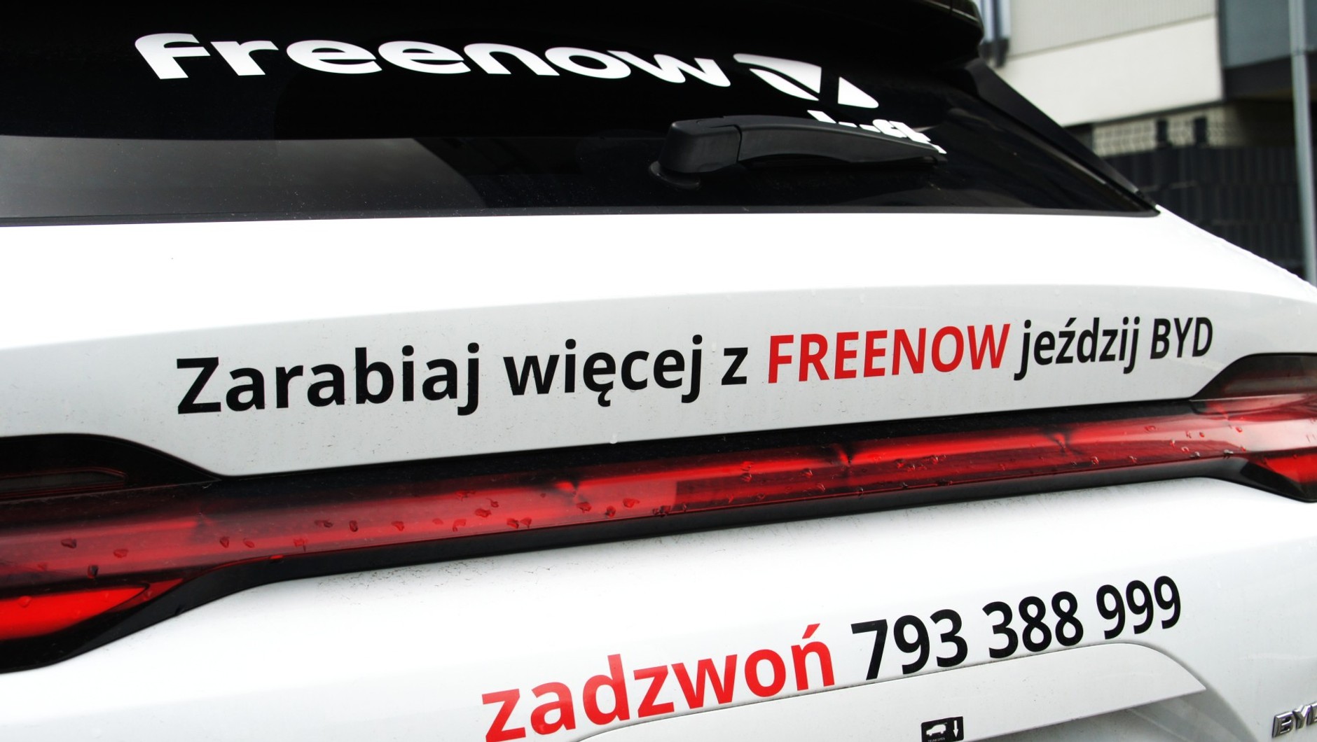 Naklejki na taksówkarskim chińskim SUV-ie