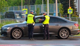Policjanci kontrolujący kierowcę za znakiem D-42