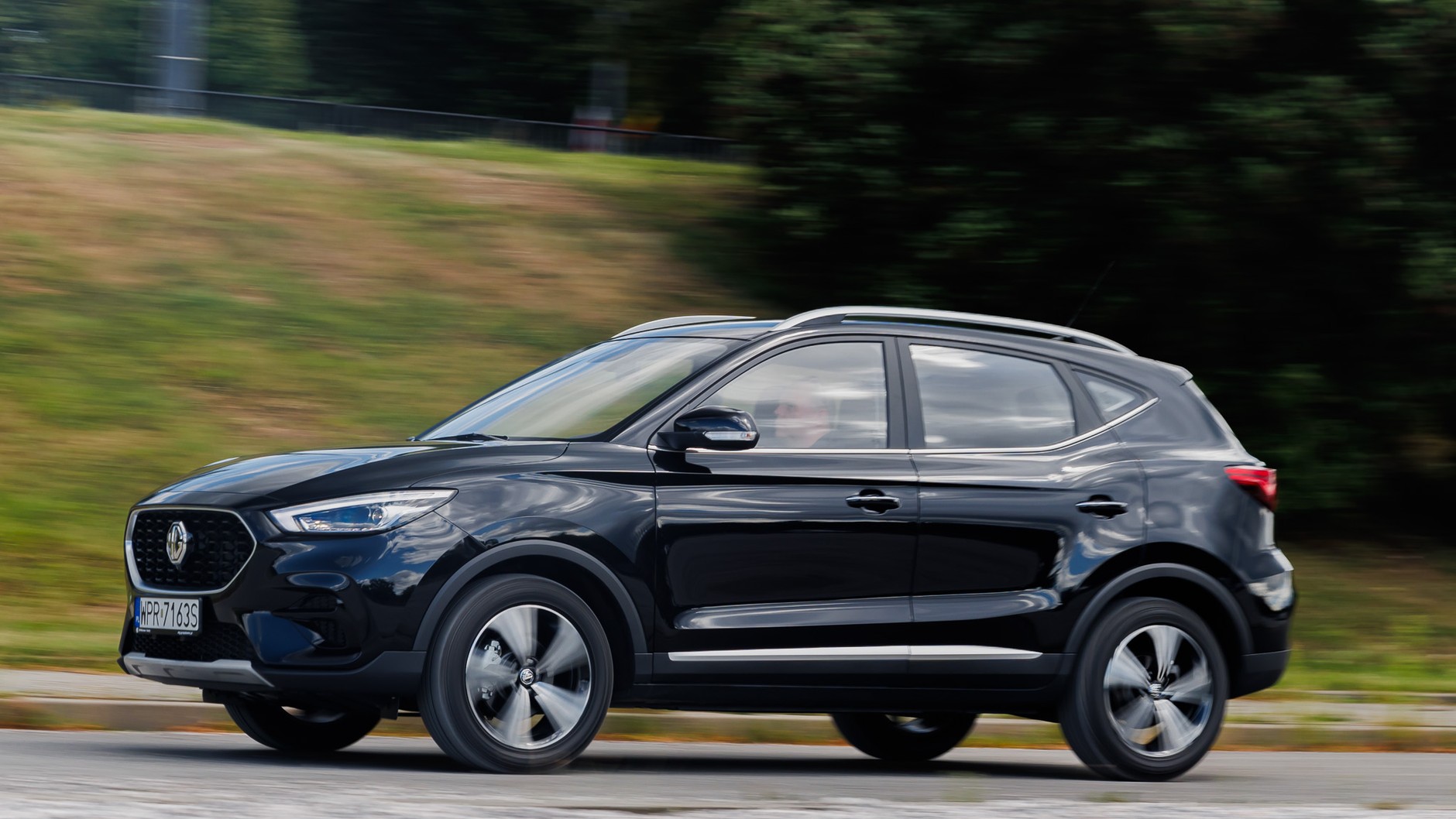 Dacia Duster kontra MG ZS. Porównanie dwóch budżetowych samochodów