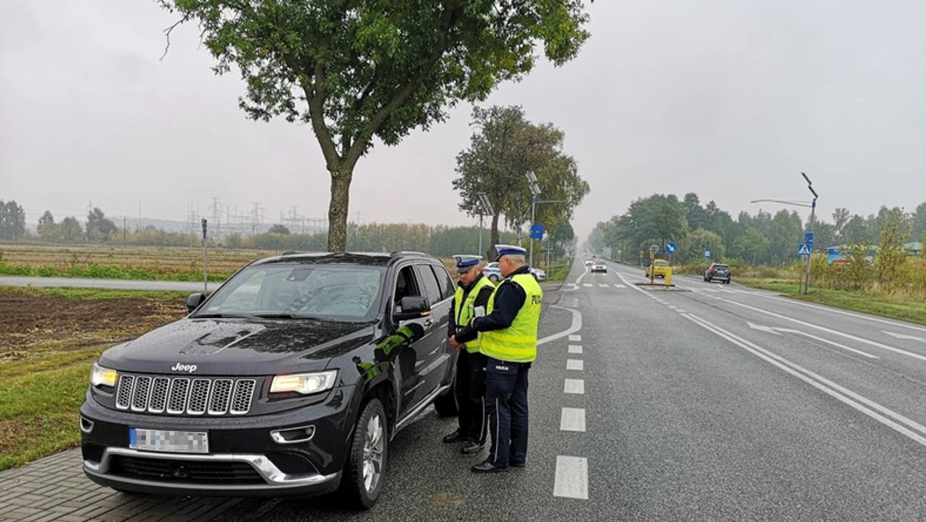 Policjanci co roku ujawniają kilkanaście tysięcy przypadków prowadzenia auta mimo sądowego zakazu. Teraz w takich przypadkach automatycznie orzekany będzie dożywotni zakaz prowadzenia pojazdów, ale na tym wcale konsekwencje się nie kończą.