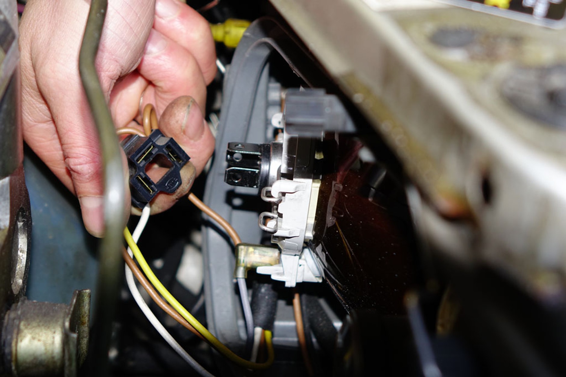 Jak wymienić żarówkę w reflektorze – krok po kroku?