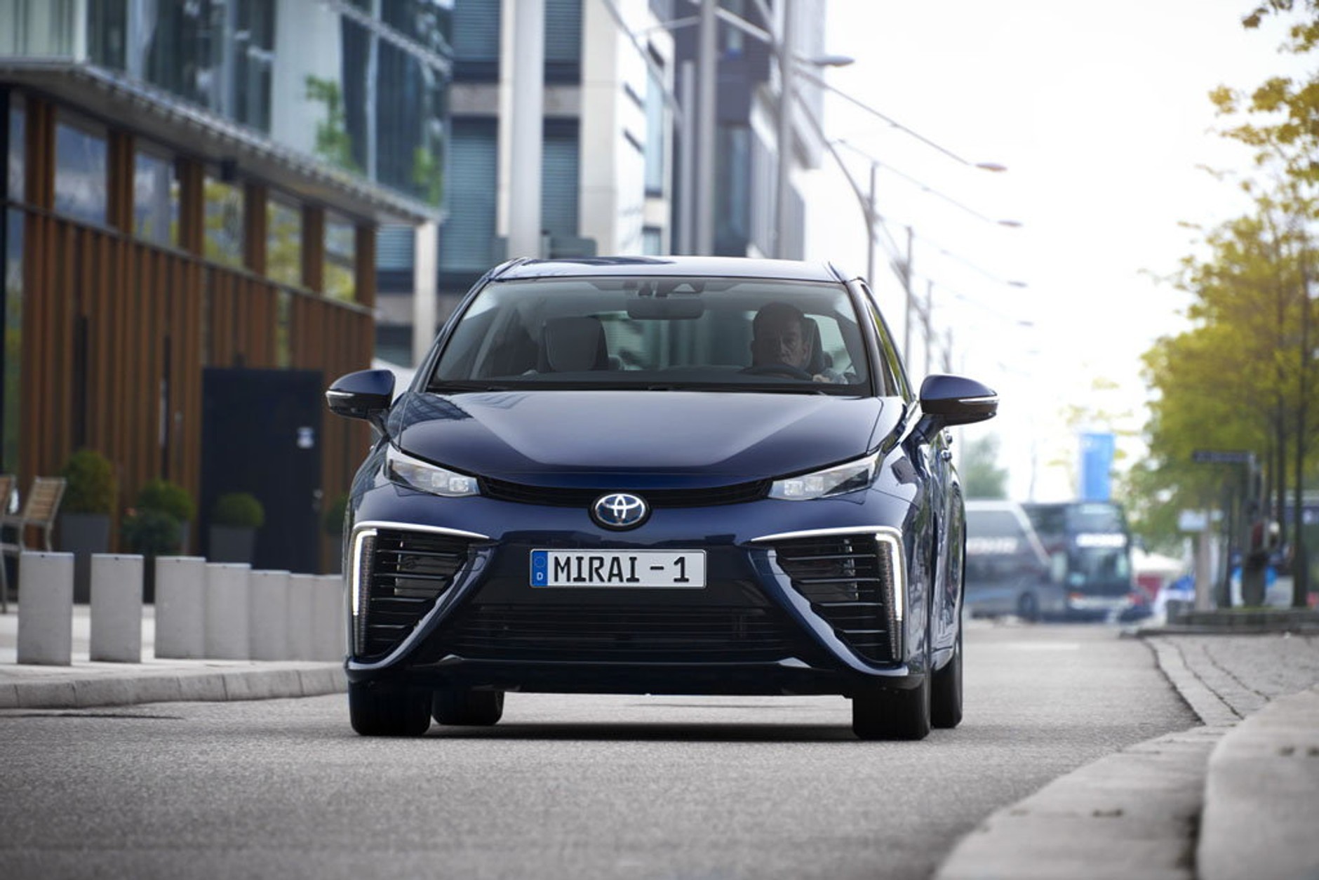 Toyota Mirai - zatankuj wodór i ruszaj w drogę.