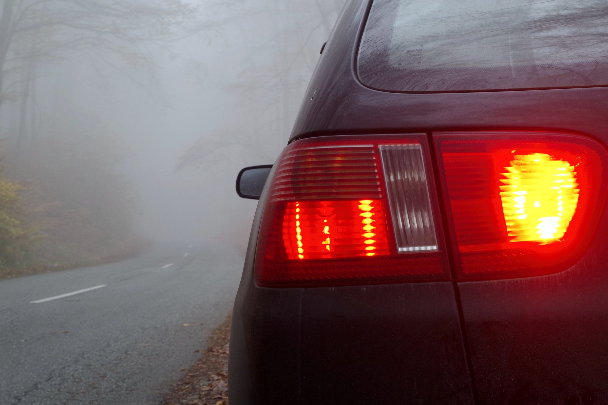 Mgła na drodze, ale czy mogę włączyć tylne światła przeciwmgielne?