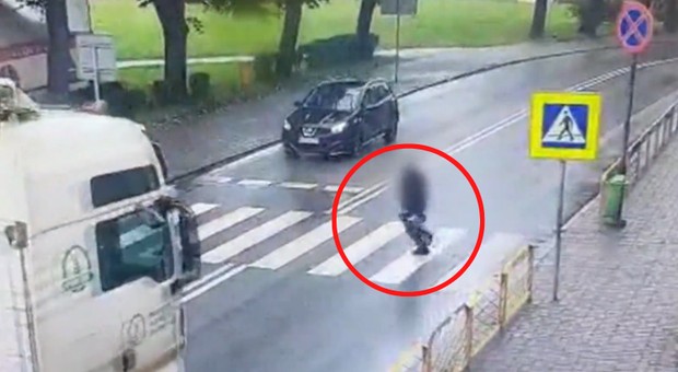 Pieszy musiał uciekać z pasów. Kierowca tira słono za to zapłacił [WIDEO]