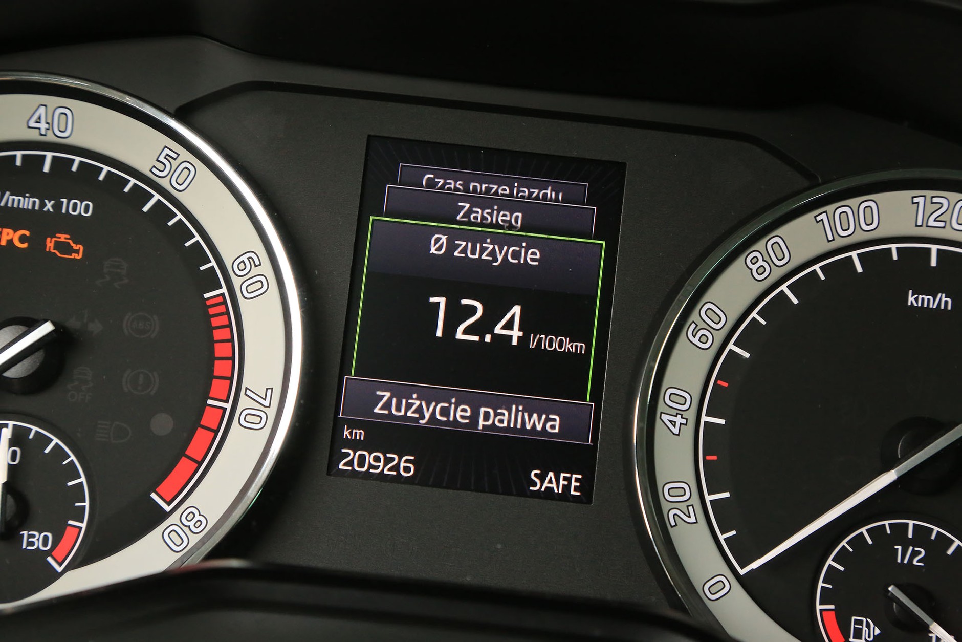 Samochody benzynowe spełniające najnowszą normę Euro 6d-TEMP (nie wszystkie, ale wiele z nich) są wyposażone w filtry cząstek stałych. Obecnie nie można jeszcze wiele powiedzieć na temat trwałości tych rozwiązań w benzyniakach. Wysilone turbodoładowane motory benzynowe nie są jednak tak bezawaryjne, jak starsze i prostsze silniki, a koszty ich napraw nierzadko idą w tysiące złotych. Zużycie paliwa (a tym samym emisja CO²) jest wyższe o ok. 30 proc. niż w przypadku podobnej klasy i mocy samochodów z silnikami Diesla. Szczególnie w przypadku wysilonych jednostek o niewielkiej pojemności skokowej styl jazdy ma ogromny wpływ na zużycie paliwa – wykorzystywanie pełni osiągów auta nadspodziewanie dużo kosztuje. Zasięg samochodu benzynowego jest krótszy niż w przypadku diesli. Pocieszające jest, że ostatnio benzyna kosztuje mniej niż ON.