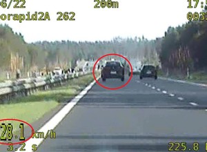 Jechali absurdalnie szybko autostradą. Policja z grupy SPEED pohamowała ich zapędy [Nagranie]