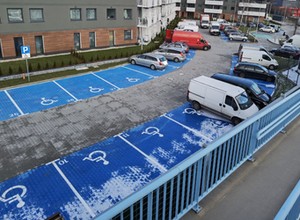 Deweloper znalazł sprytny sposób. Na tym osiedlu prawie cały parking pomalowano na niebiesko