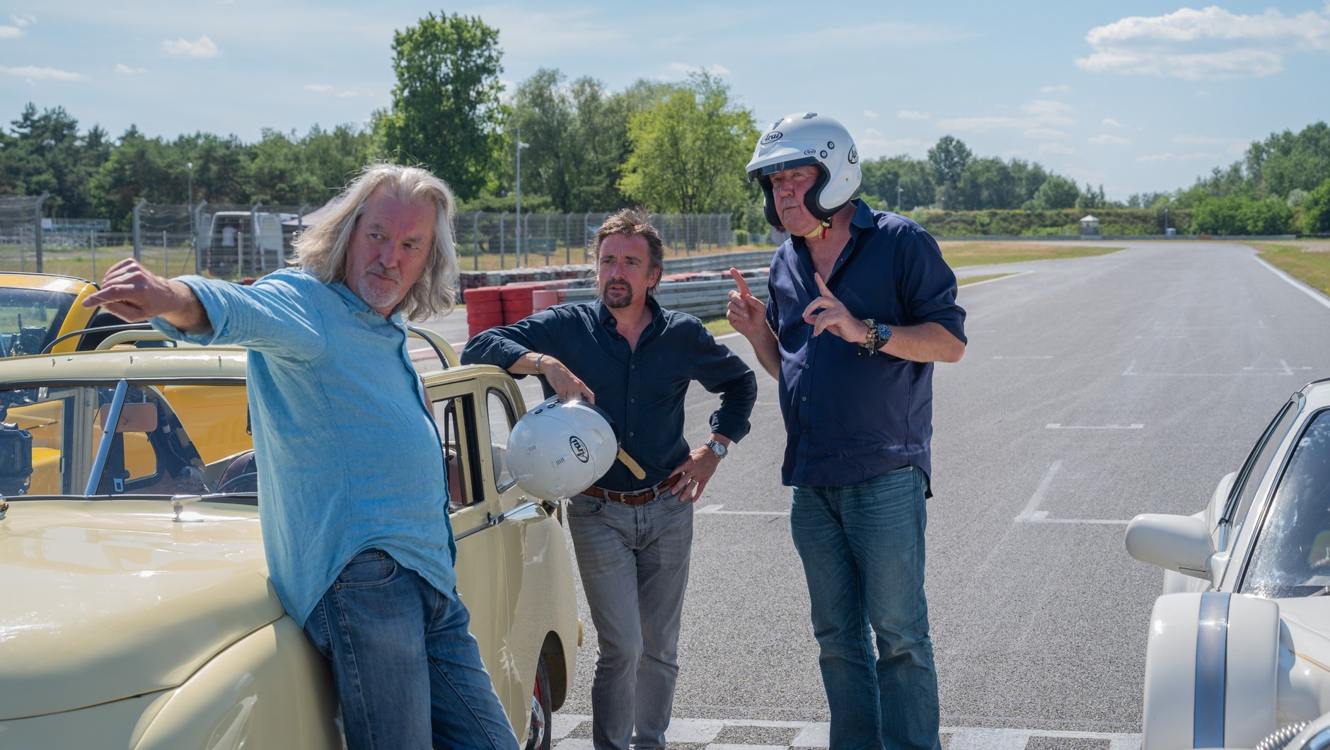 James May, Richard Hammond i Jeremy Clarkson (od lewej) na planie "The Grand Tour: Eurocrash" kręconego m.in. w Polsce