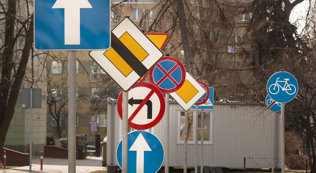 Dużo znaków drogowych