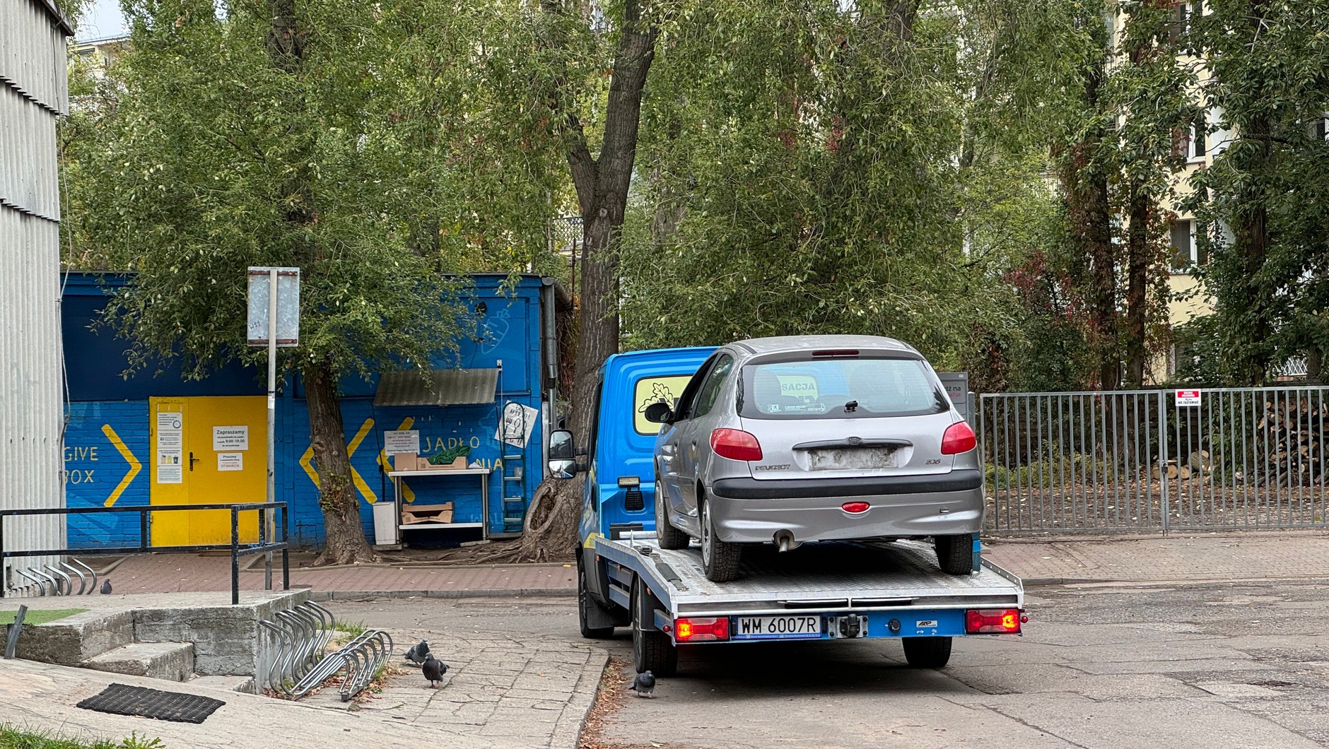 Samochód na lawecie jadący na stację demontażu pojazdów