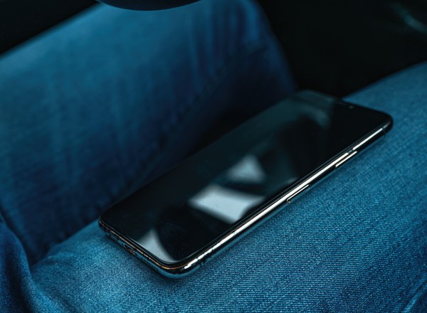 Trzymanie telefonu na kolanie podczas jazdy a prawo. Lepiej od razu przestać tak robić