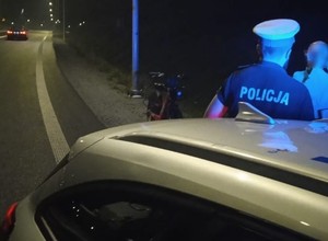 Jechali obwodnicą Trójmiasta. Nagle zobaczyli rowerzystkę. Od razu chwycili za telefon