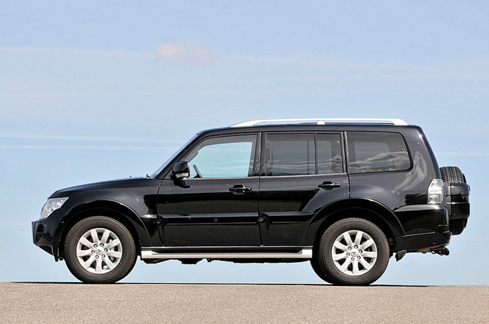 Luksusowe terenówki na wszelki wypadek: Mitsubishi Pajero kontra Toyota Land Cruiser, Land Rover Discovery i Nissan Pathfinder