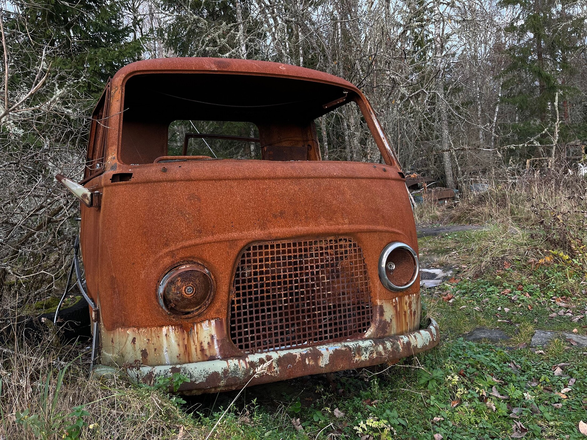 Cmentarzysko samochodów w Bastnas w Szwecji