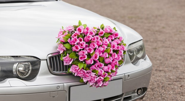 Jak udekorować auto do ślubu? Wskazówki, inspiracje, bezpieczeństwo