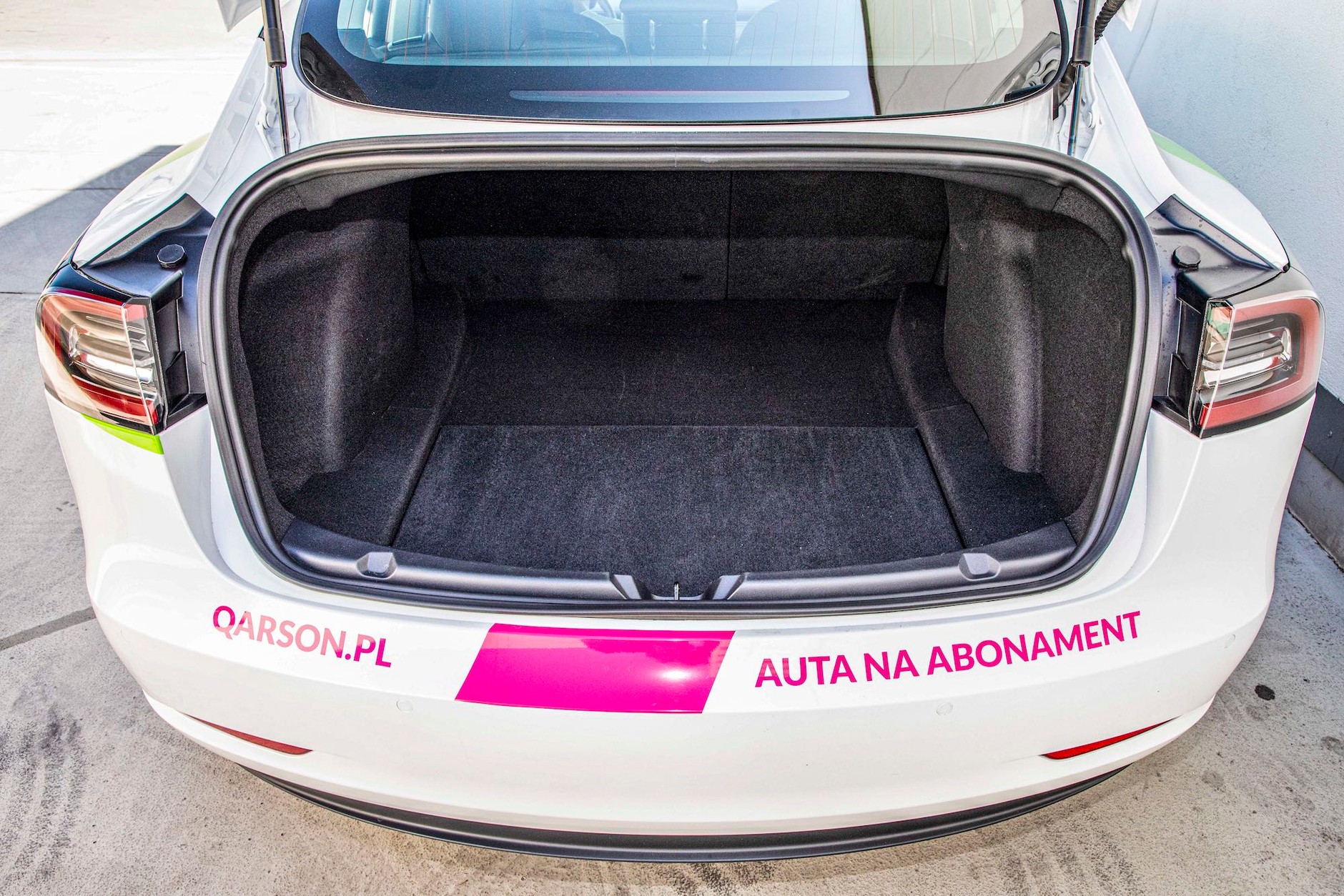 Tesla Model 3 to sedan! Mała klapa bagażnika ogranicza praktyczność.