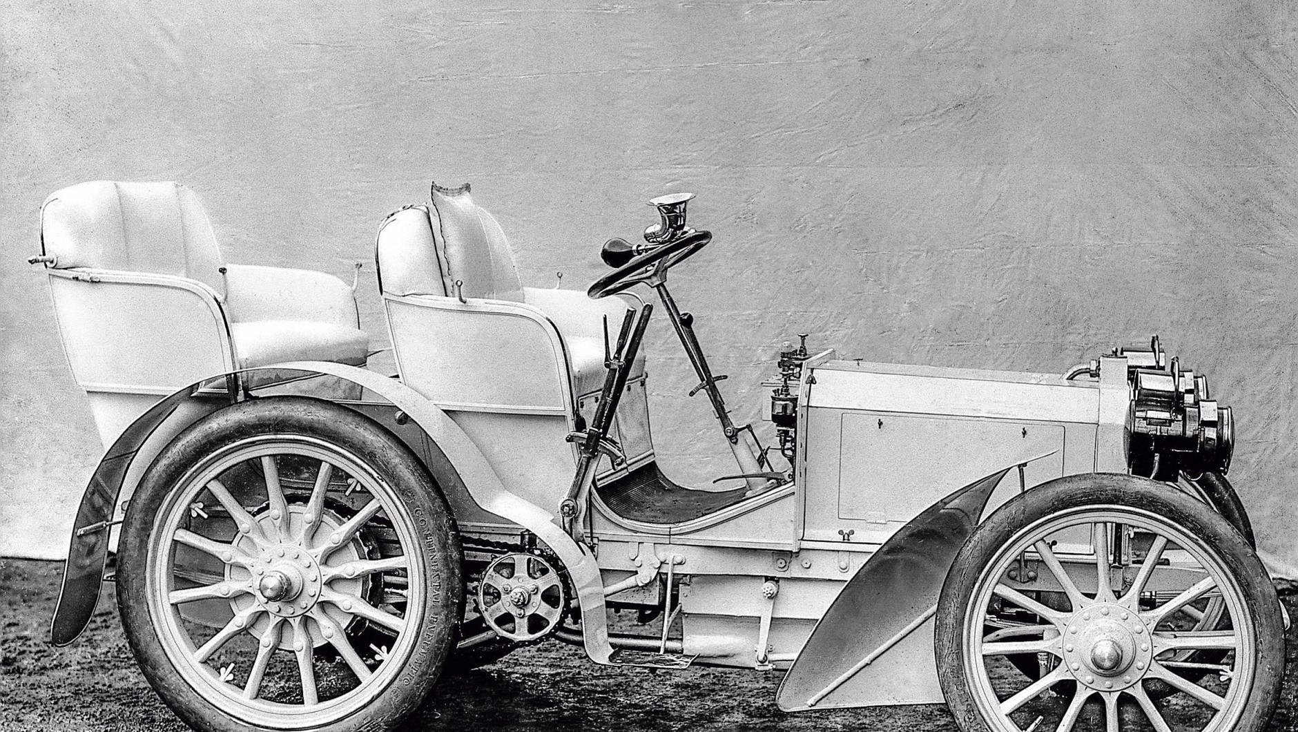 Zrobiony dla Jelinka w 1900 roku Mercedes 35 PS był samochodem wskazującym trendy na całe lata.