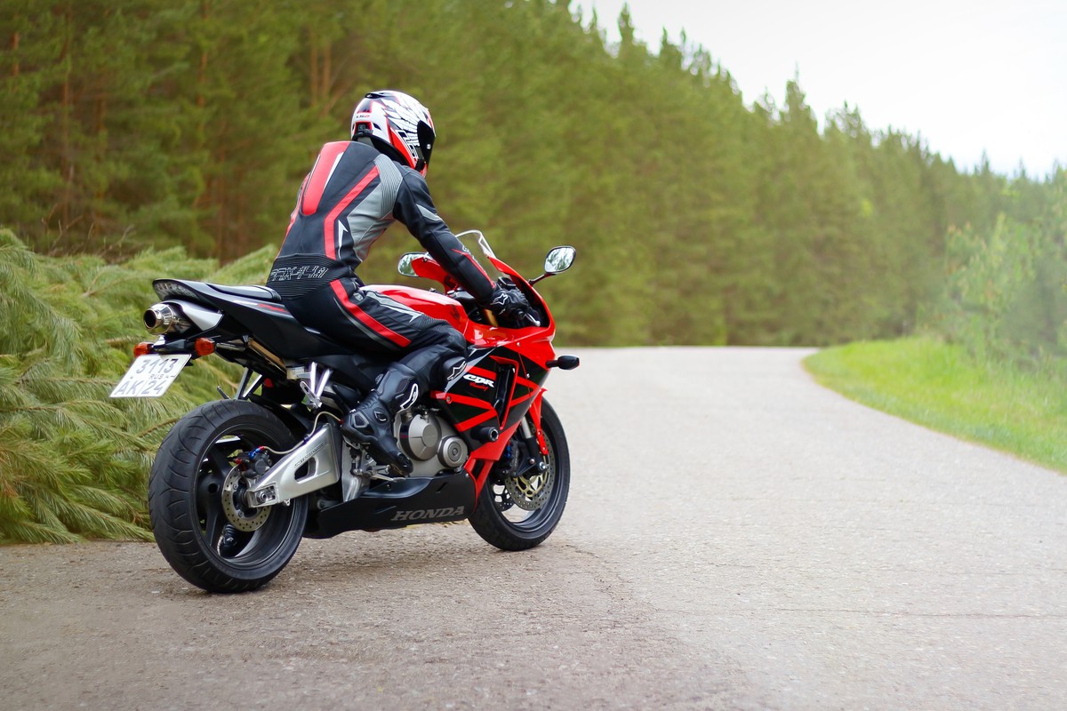 Hiszpania wprowadziła obowiązkowe poduszki powietrzne dla motocyklistów. Unijni politycy pytają, czy wejdą one w całej UE