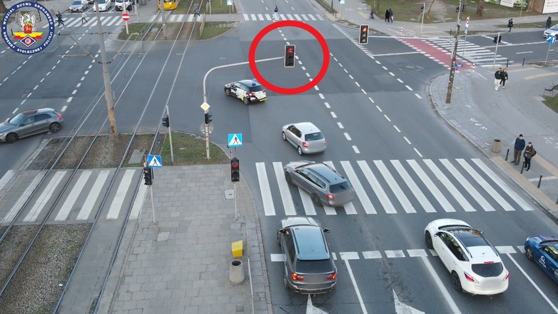 Dron nagrał kierowców w Warszawie, przejeżdżających na czerwonym świetle