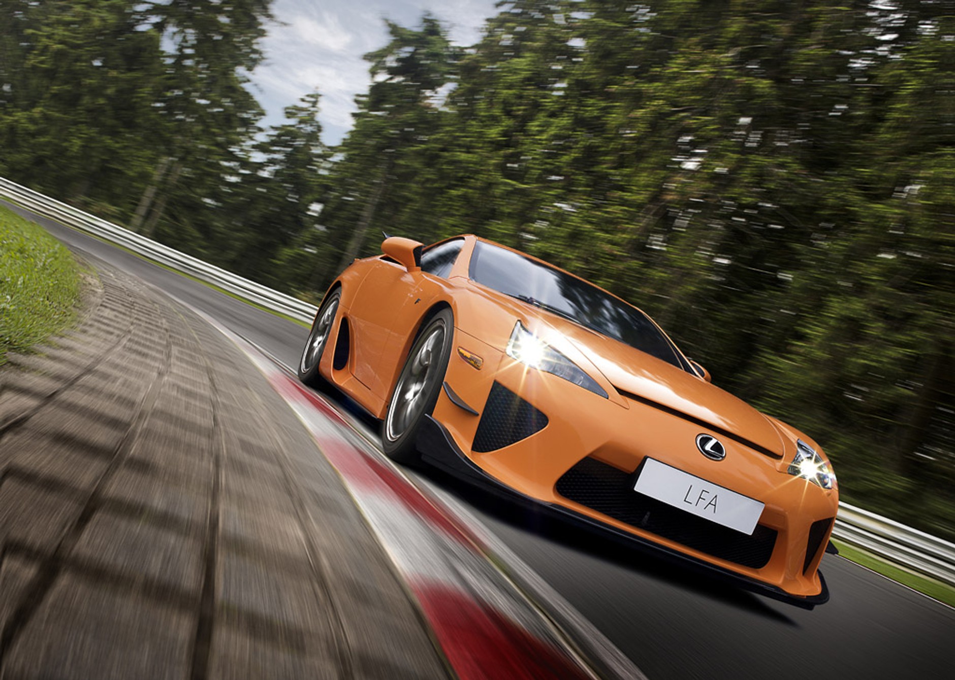 Lexus LFA Nurburgring Package: samochód z piekła rodem