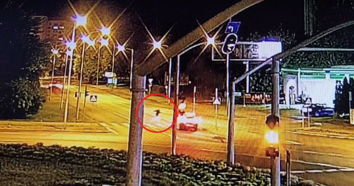 Kamery monitoringu zarejestrowały wypadek drogowy, do którego doszło w Zielonej Górze — poszkodowany 17-latek trafił do szpitala