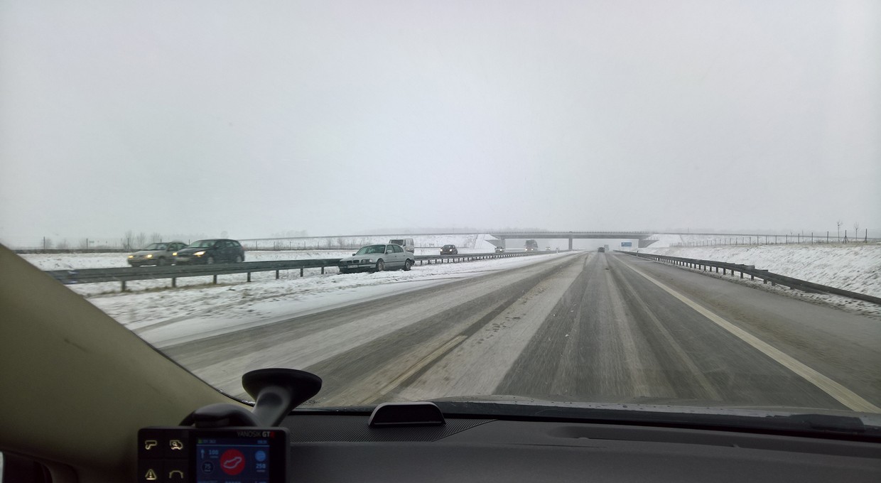 Spadł śnieg i się zaczęły poślizgi. Nieumiejętna jazda to nawet 5000 zł kary