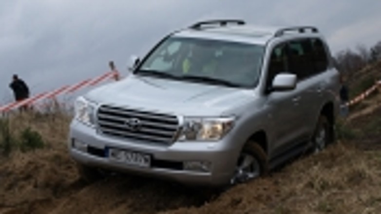 Jeździliśmy nowym Land Cruiserem V8