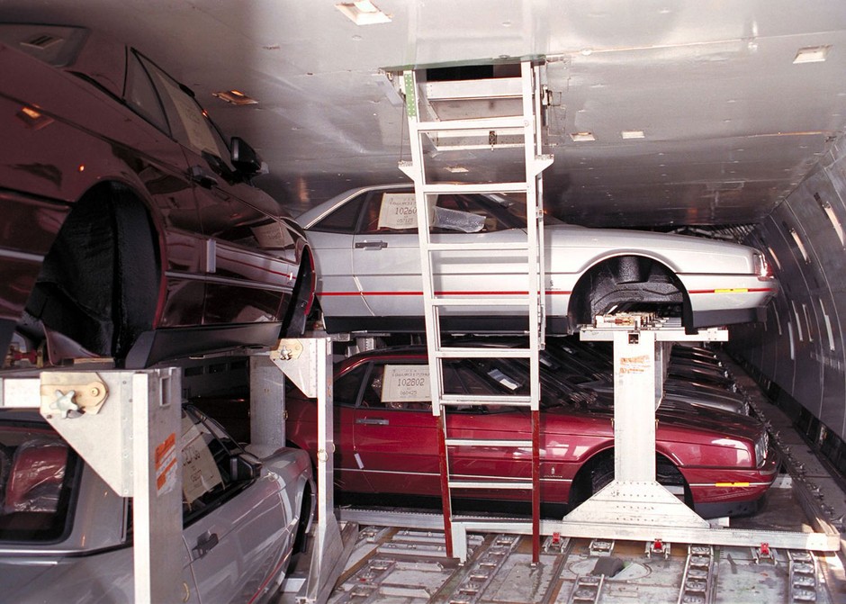 Cadillac Allanté - transportowany w częściach drogą lotniczą