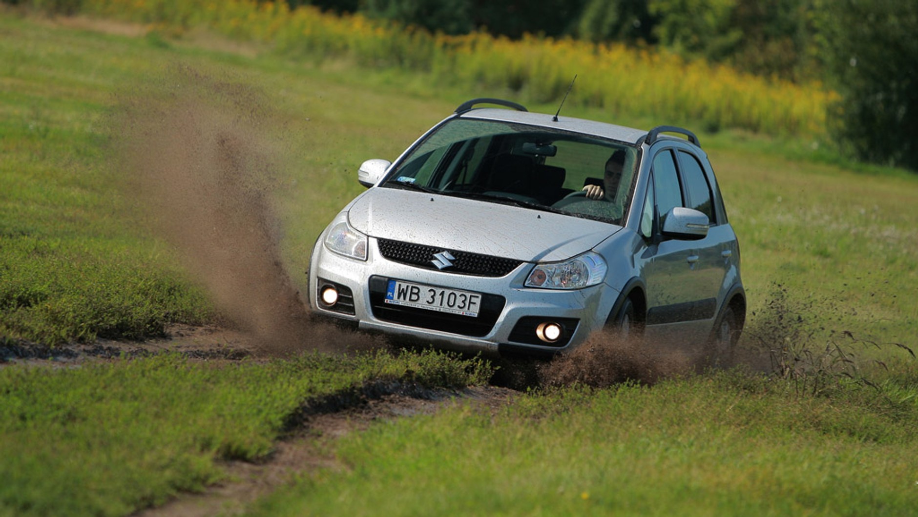 Suzuki SX4: wersja z napędem 4x4 zadziwiająco dobrze radzi sobie poza utwardzonymi drogami.