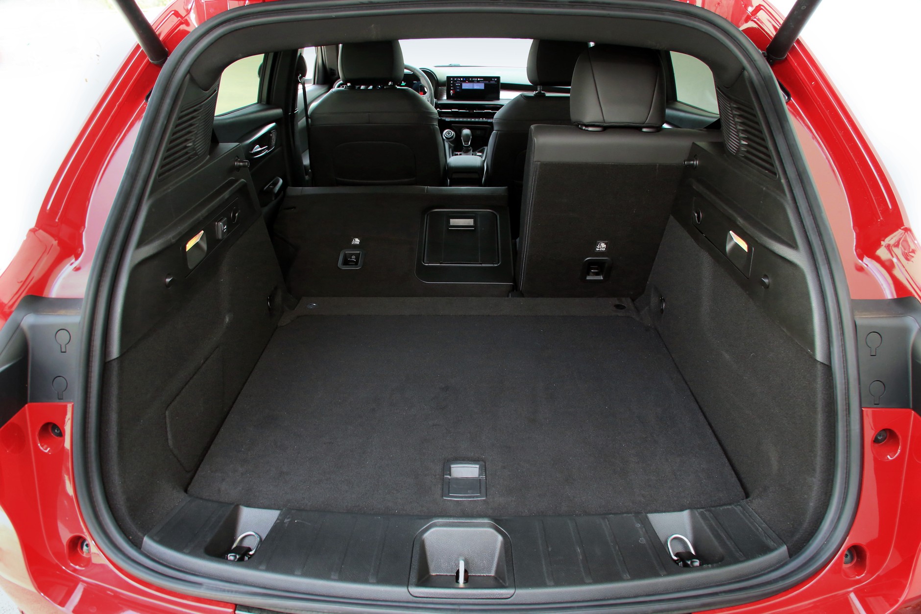 Kufer 500 l bez trudu zmieści wakacyjne bagaże. Podłogę można ustawić w dwóch poziomach, przewóz długich przedmiotów umożliwia otwór, a załadunek ułatwia elektrycznie unoszona pokrywa sterowana gestem. Przydałyby się od strony bagażnika dźwignie zwalniające oparcia.