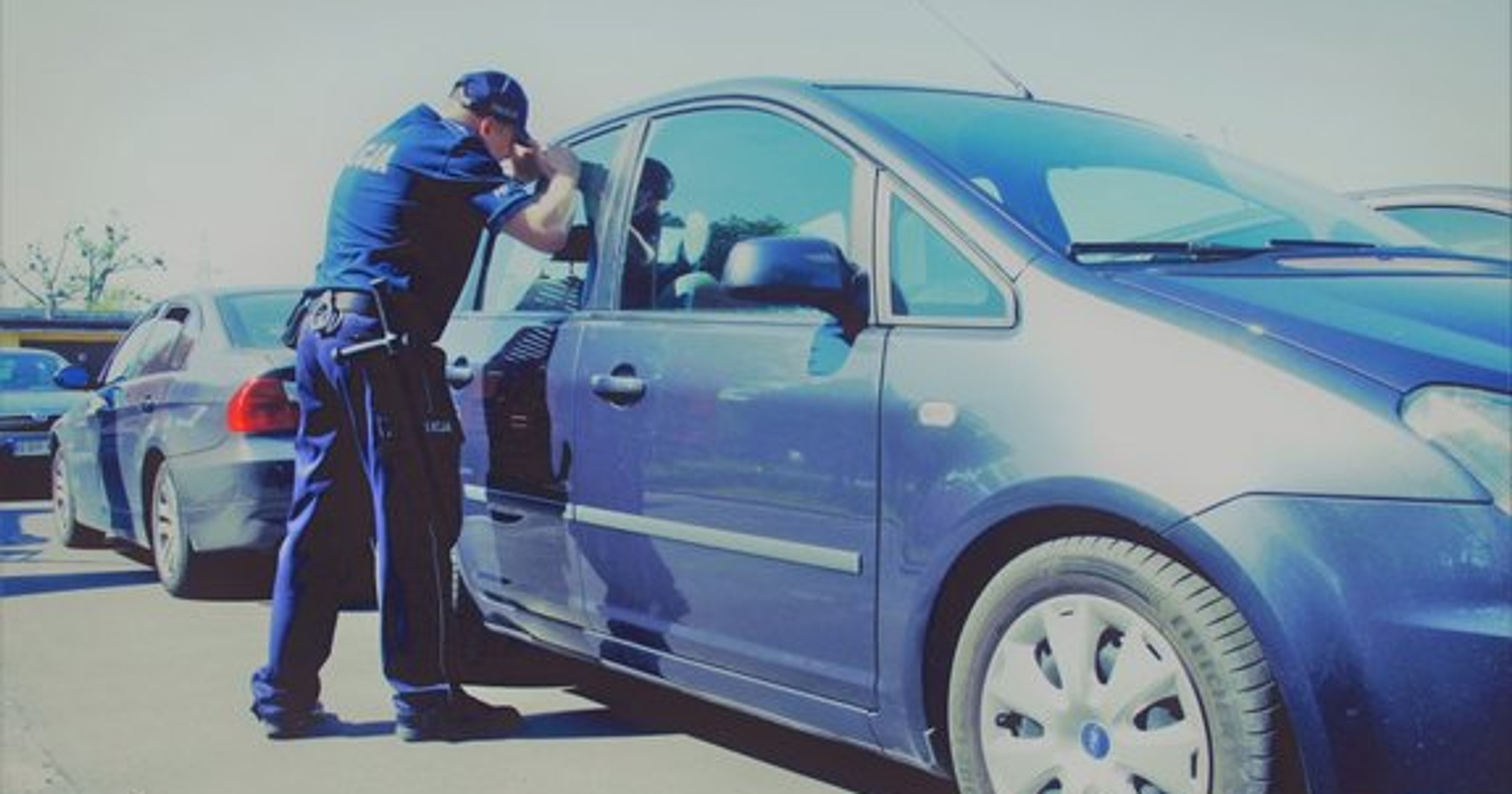 Łódzkie. Policjanci i strażak pomogli kobiecie, której dziecko było uwięzione w aucie