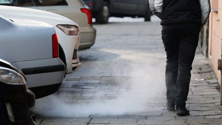 Biały dym z rury wydechowej może oznaczać poważną awarię