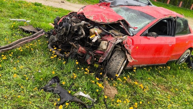 Kierowca Audi z impetem dachował przez dwie działki