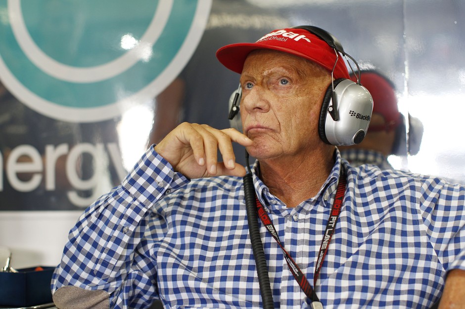 Niki Lauda po ciężkim wypadku niemal natychmiast wrócił na tor. Później prowadził m.in. własną linię lotniczą. 