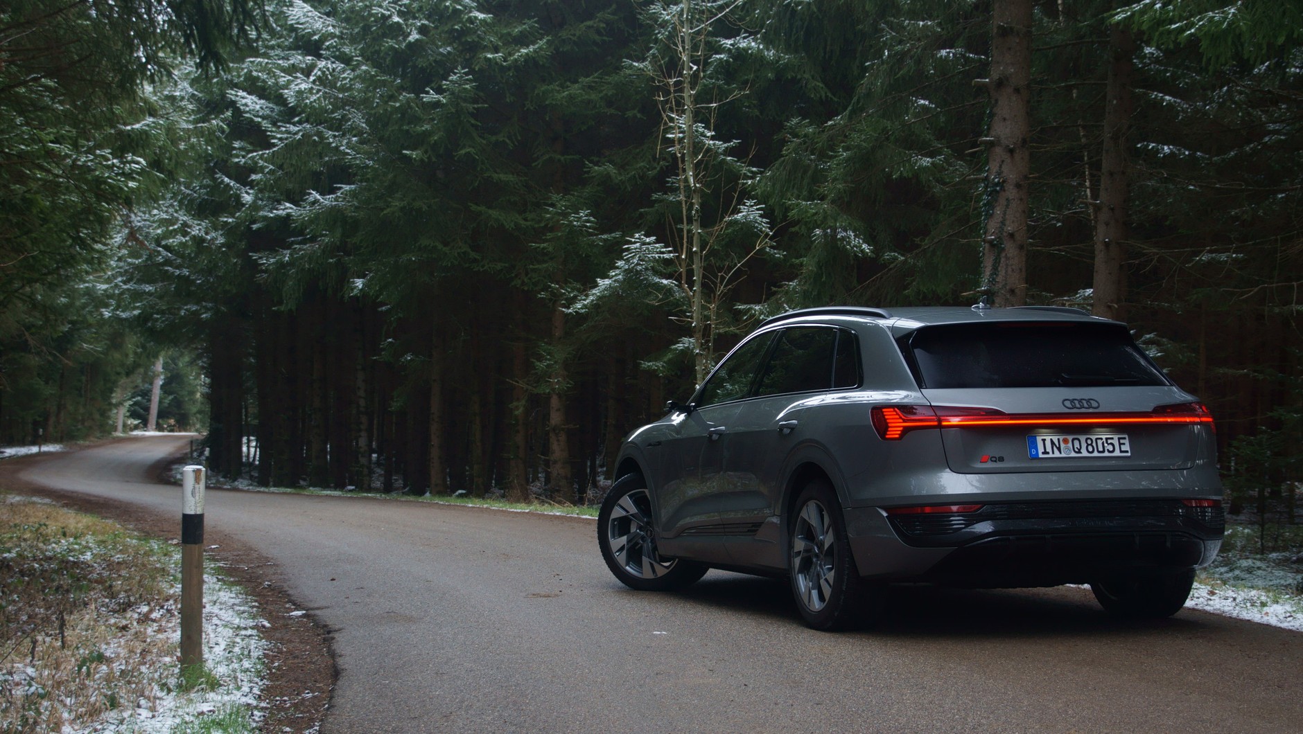 Audi Q8 e-tron w zimowej aurze