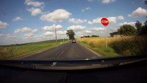 Znak "stop", brak sygnalizacji świetlnej: masz obowiązek zatrzymać się przed znakiem?