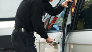 Mniej kradzieży samochodów. Za to częściej giną w mniejszych miejscowościach