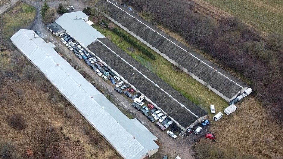Nielegalny demontaż pojazdów na Podlasiu